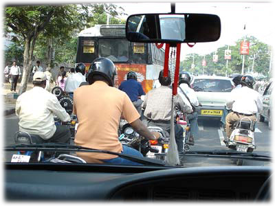 �Ԃ̑O���Ђ��߂��o�C�N�̌Q��