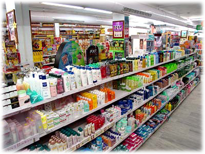 �V�����v�[�Ȃǂ����ׂ�ꂽ�X��