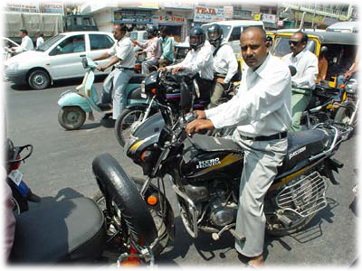 �o�C�N�̐l�X�B��O�Ƀz���_�B