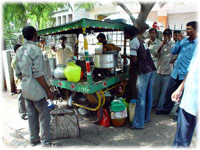 �T���T�̉���ɌQ���l�X