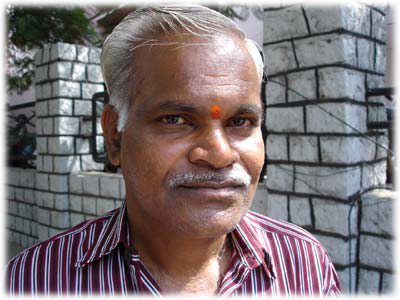 �Ԃ��c���V���c�𒅂��j�B���ԂɐԂ��_��h���Ă��܂��B